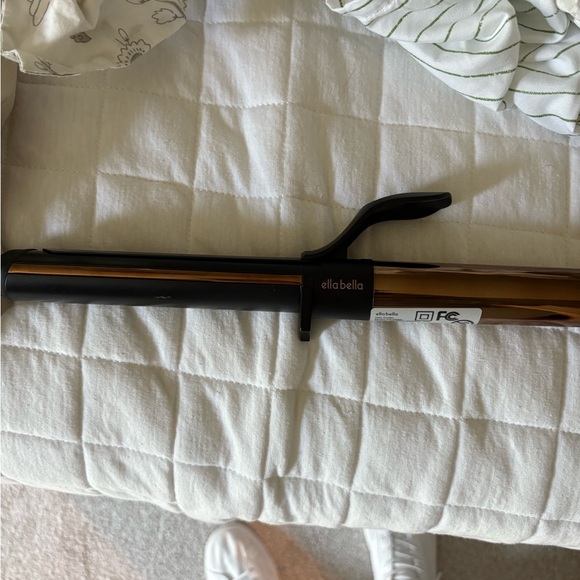 Ella Bella 1 1/4 inch barrel ceramic curling iron new received as a gift. - Picture 4 of 4